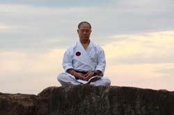 Sensei Morio Higaonna pratica meditazione